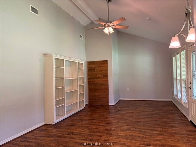 Building Photo - 6015 Los Robles Dr