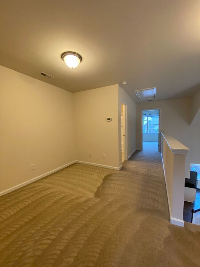 Building Photo - Beautiful 3 bed, 2.5 bath end unit townhome close to Duke!