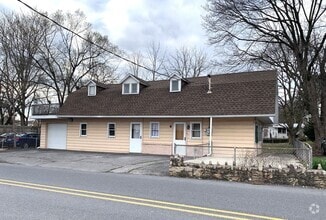 Building Photo - Charming single-family home just a short w...