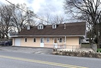 Building Photo - Charming single-family home just a short w...