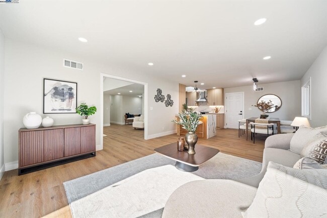 Building Photo - 3613 Perada Dr