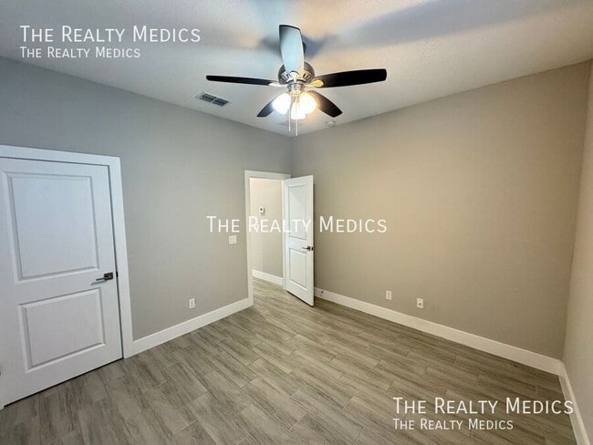 Building Photo - 304 Big Sioux Ln