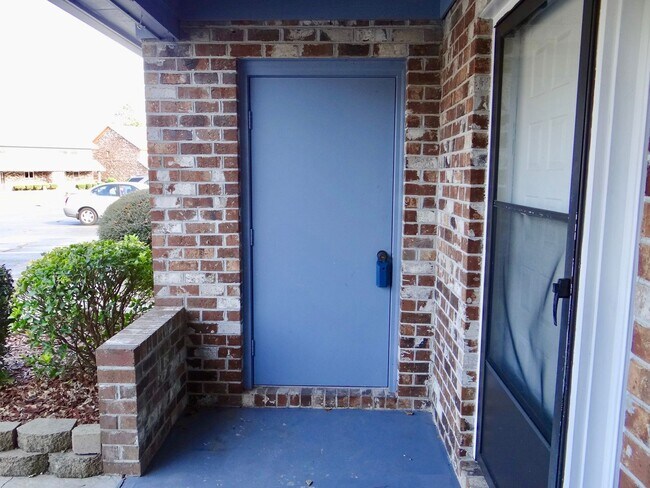 Building Photo - 2 bedroom unfurnished LONG TERM RENTAL in Fairway Ridge