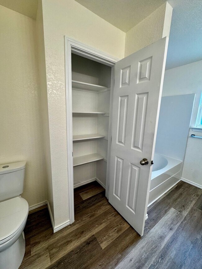 Building Photo - Spacious 4 Bedroom 2 Bath