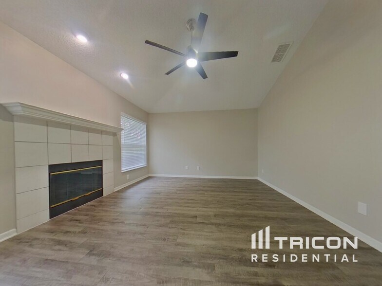 Building Photo - 906 Woodcraft Dr