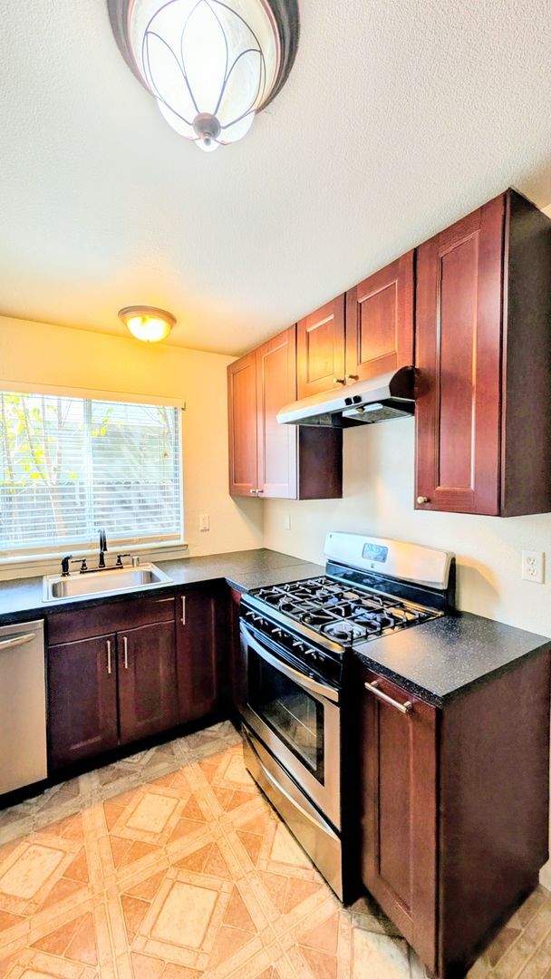 Building Photo - Beautiful 3BD/2BTH Single Family Home on C...