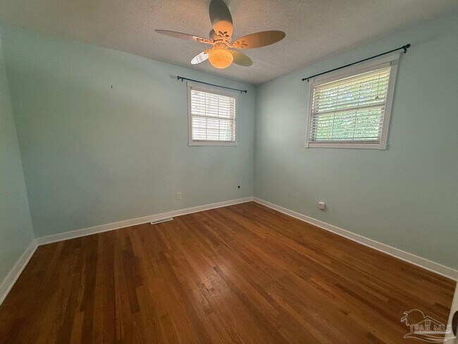 Building Photo - 905 Poinciana Dr
