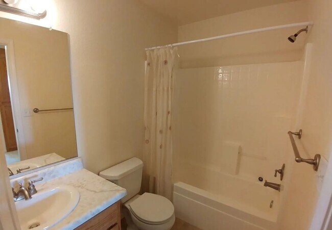 Building Photo - LARGE 3 BED 3 BATH HOUSE IN LAKE CALIFORNIA
