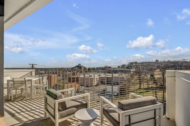 Building Photo - Stunning one bedroom unit in The Wedgewood section of town.