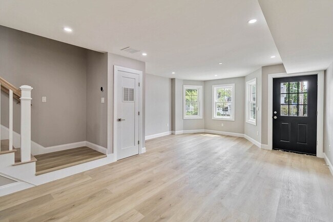 Building Photo - 192 Main St