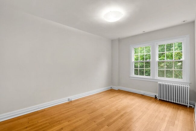 Building Photo - 3 Bed 2 Bath - Glover Park Row Home - Fini...