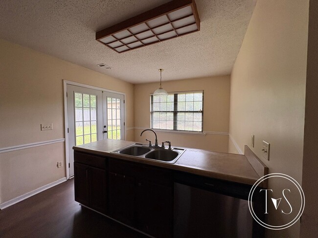 Building Photo - FALL MOVE-IN SPECIAL: 50% OFF 1st MONTH'S ...