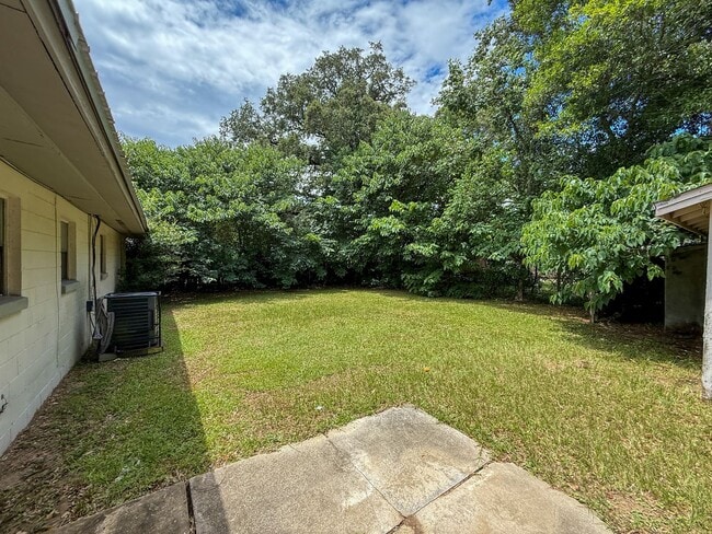 Building Photo - 3 bedroom 1.5 bath home with bonus room av...