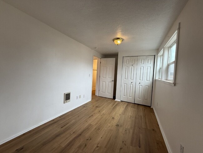 Building Photo - 777 W 10th Ave