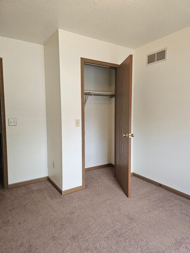 Building Photo - Three Bedroom Two Bath Townhouse