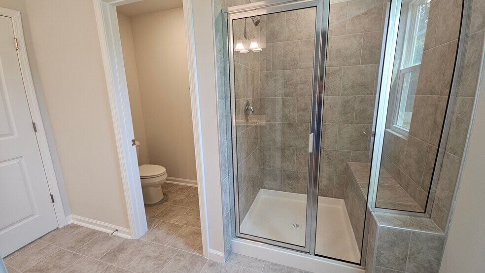 The oversized shower with an area to sit - 2207 Cape May Ln