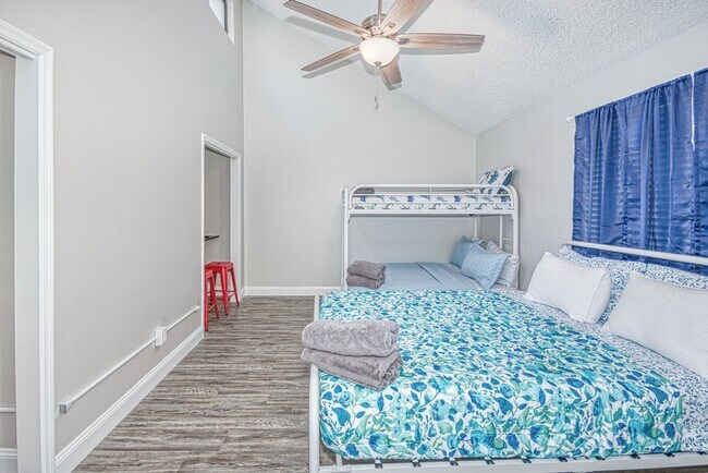 Building Photo - Large 3 bed 2 bath home with fenced backyard