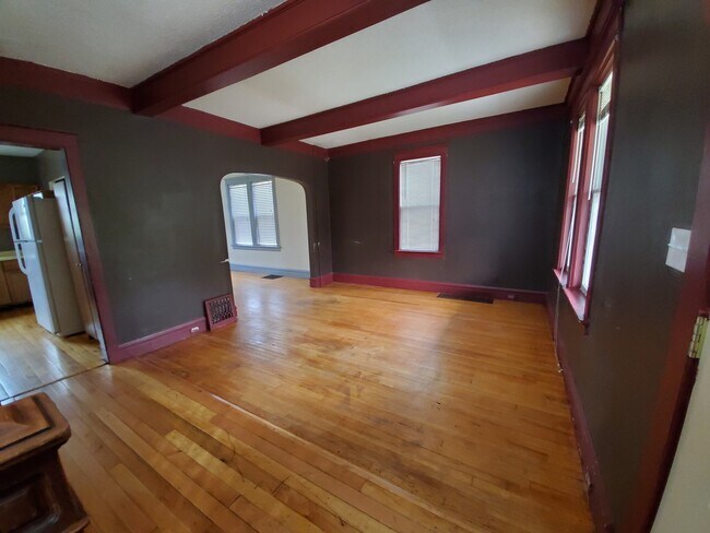 Building Photo - AVAILABLE AUGUST - Welcoming 3 Bed 1 Bath