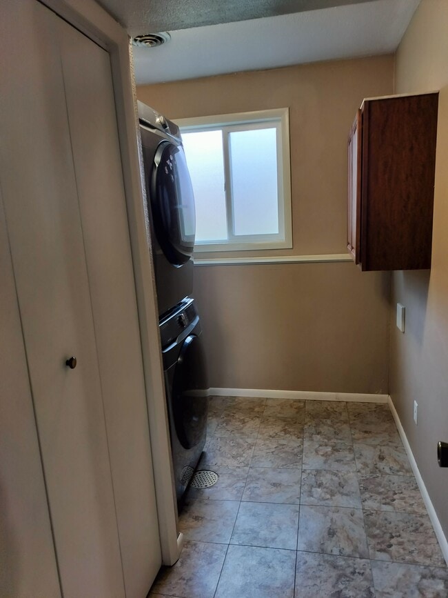 Building Photo - 130 NW Carrie Cir