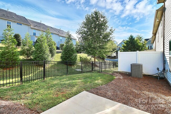 Building Photo - 2559 Royal York Ave
