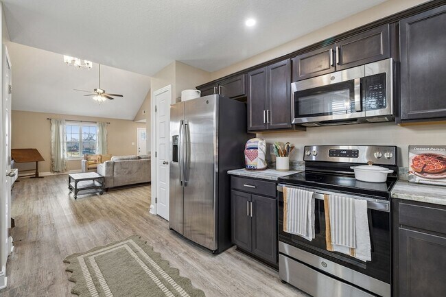 Building Photo - 833 Lutz Ln