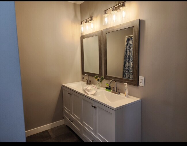 Building Photo - 1610 W 9th St