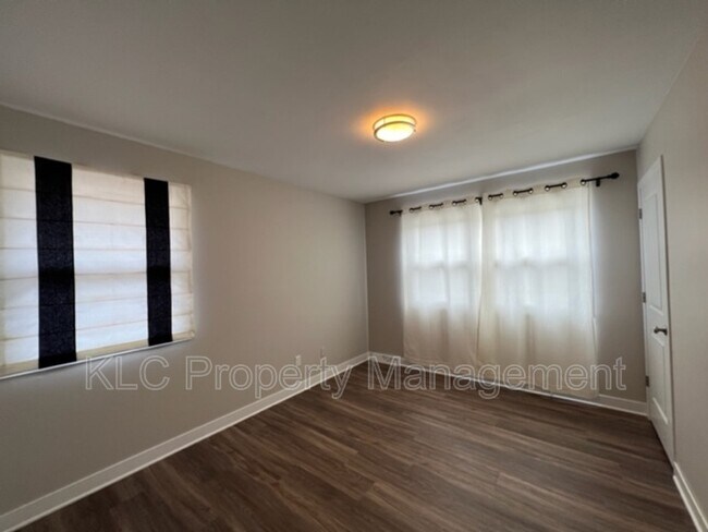 Building Photo - 9748 Lincoln Ave