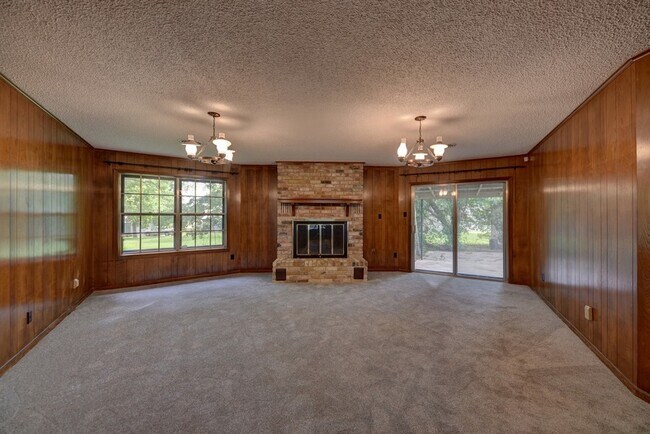 Building Photo - 915 Farmers Rd