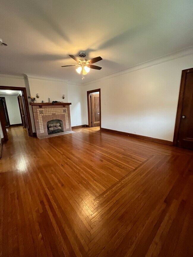 Hardwood floors Living room - 1035 Rutledge Ave