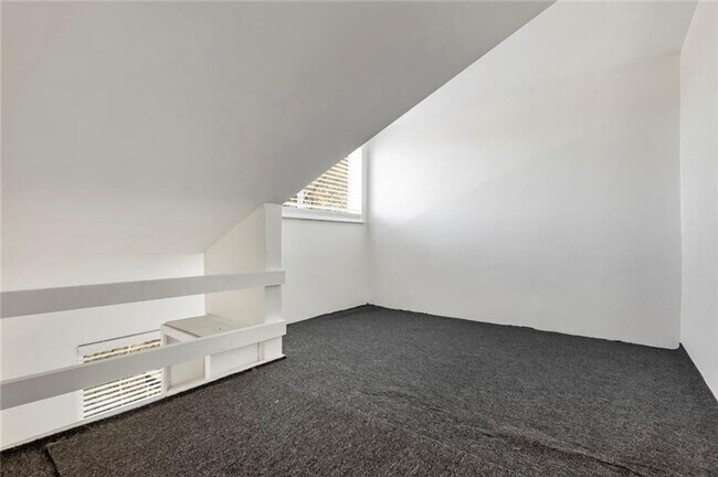 Building Photo - Escala #220