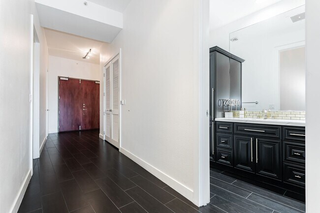 Building Photo - Fully Furnished High Rise with Wynn Golf Course Views!