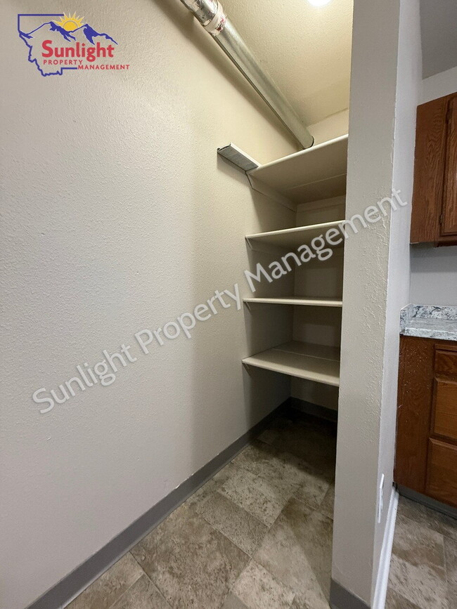 Building Photo - Freshly Updated 2 Bed Unit with Garage & A...