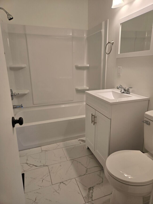 Building Photo - 3 bedroom 1 bath ranch home on a quiet dea...