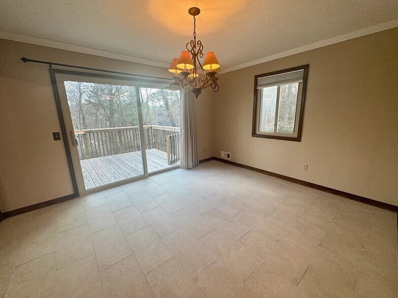Building Photo - 1616 Maple Ridge Dr