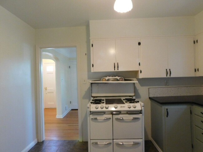 Building Photo - 3Bd/1Ba Two Story House w/ Basement - Avai...
