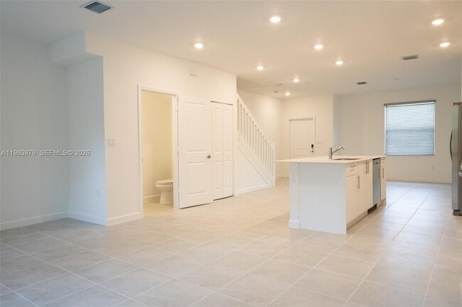 Building Photo - 204 SE 10th St