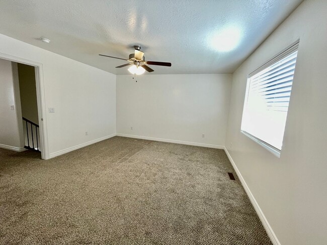 Building Photo - Adorable 3-Bedroom Townhome with 2-Car Garage in Cedar City