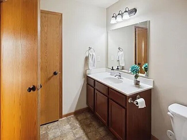 Building Photo - Coralville 4 Bedroom 4 Bath 3 Level Town H...