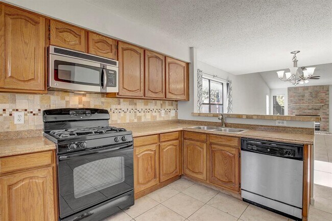 Building Photo - 17516 Klamath Falls Dr