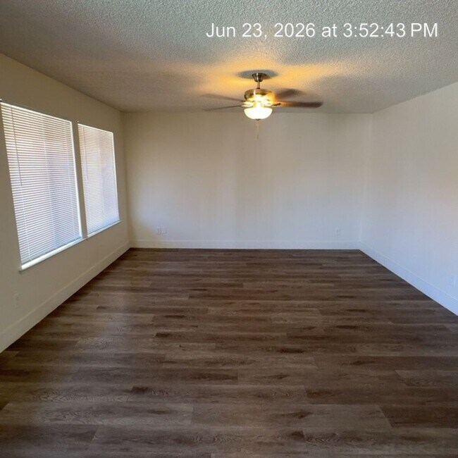 Building Photo - Upstairs unit with Balcony!! Move in Ready!