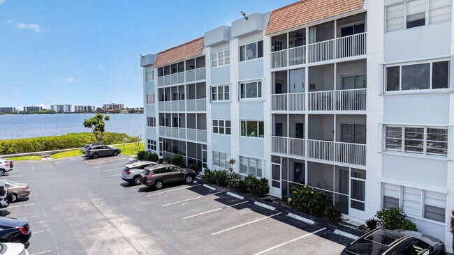 Building Photo - 1502 S Lakeside Dr