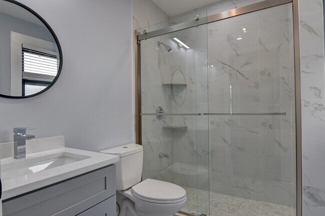 Building Photo - 9 Elm Ave