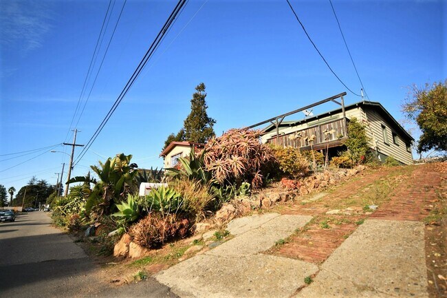 Building Photo - 6632 Simson St