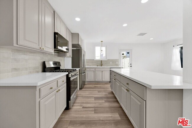 Building Photo - 1213 Thompson Ave