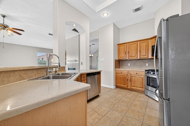 Building Photo - 23914 Glengate Dr