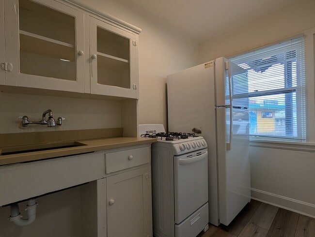 Building Photo - Nice 1 Bedroom, 1 Bath Apartment With Solid Surface Flooring