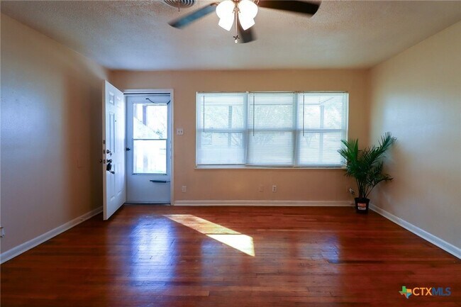 Building Photo - 2701 Hillside Dr