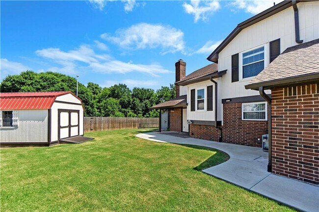Building Photo - Charming 3-Bedroom Duplex in West Norman