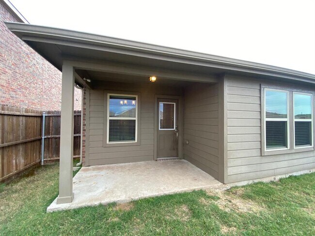 Building Photo - 2105 Meadow Park Dr