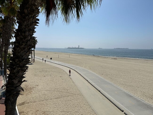 Building Photo - Beachfront Oasis - 3 bed 2 bath in Alamitos Beach